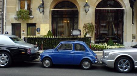 Fiat 500 bleue bien entourée !