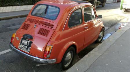 Fiat 500 Orange vue de 3/4 haut arrière droit