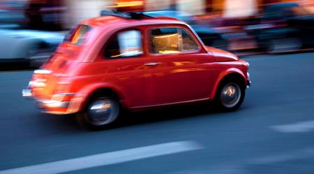 Fiat 500 rouge en pleine accélération