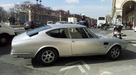 Voiture de collection « Fiat Dino Coupé Bertone vue de profil droit »