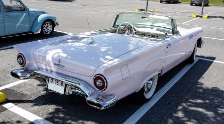 Voiture de collection « Ford Thunderbird et une cox »