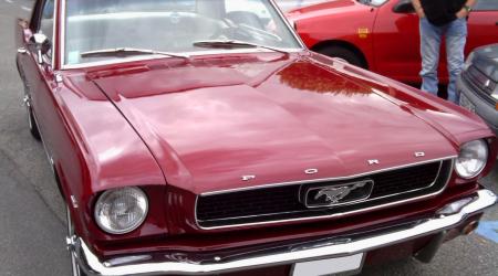 Voiture de collection « Ford Mustang bordeaux »