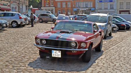 Voiture de collection « Ford Mustang rouge et noire »