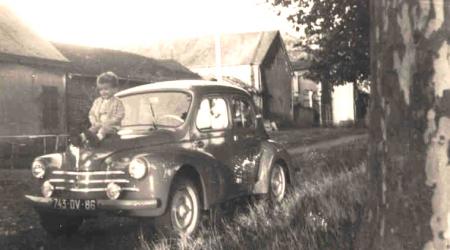 Renault 4cv avec Gilbert R. assis sur le capot