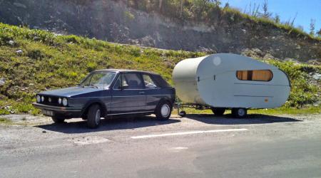 Voiture de collection « Volkswagen Golf cabriolet et sa caravane »