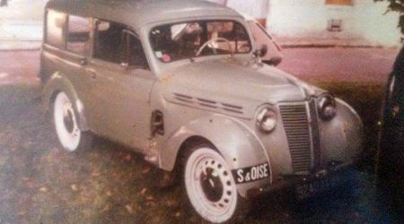 Voiture de collection « Renault Juvaquatre »