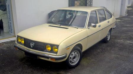 Voiture de collection « Lancia Beta (β) 1300 Série 1 beige »