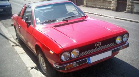 Voiture de collection « Lancia Beta Spider 1600 rouge vue de 3/4 avant gauche »