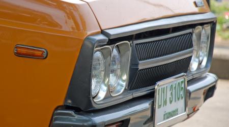 Voiture de collection « Mazda Pick-up Série B orange, gros plan de la calandre »