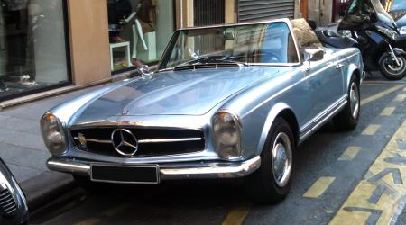 Voiture de collection « Mercedes-Benz 230SL Pagode »