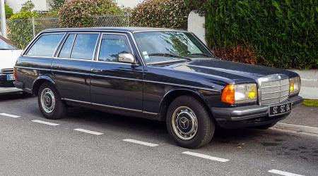 Voiture de collection « Mercedes-benz 240 TD »