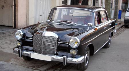 Voiture de collection « Mercedes 190 1964 W110 »