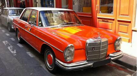 Voiture de collection « Mercedes-Benz 220 D W111 Orange à toit blanc »