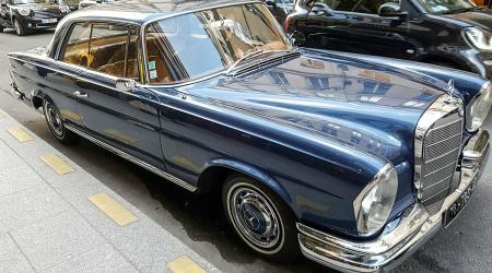 Voiture de collection « Mercedes-Benz 220 SE »