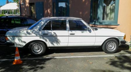 Voiture de collection « Mercedes-Benz 230 (W123) »