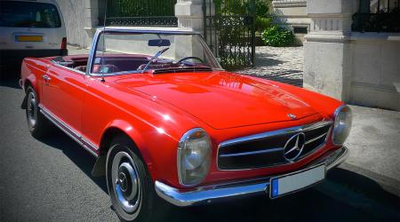 Voiture de collection « Mercedes 230 SL rouge »