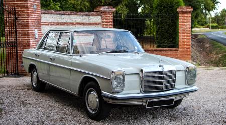 Voiture de collection « Mercedes-Benz 230 1971 »