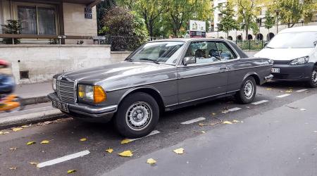 Voiture de collection « Mercedes-Benz 230CE W123 »