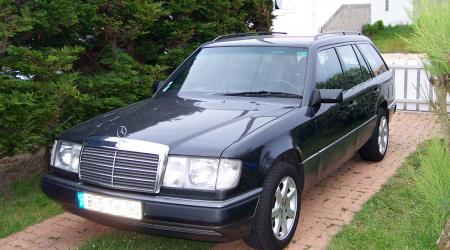 Voiture de collection « Mercedes break 300td »