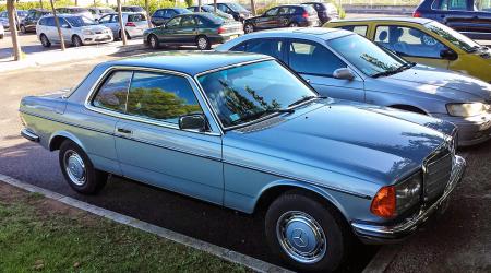 Voiture de collection « Mercedes-benz 230CE W123 »