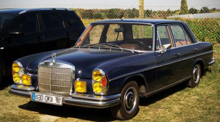 Voiture de collection « Mercedes-benz 300 SEL »