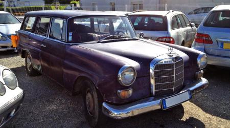 Voiture de collection « Mercedes-Benz Break W110 »