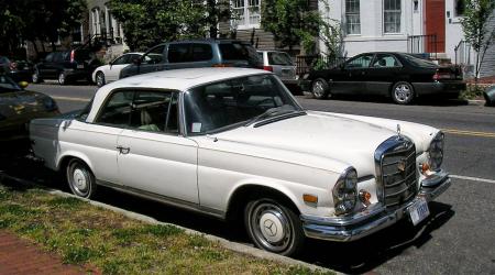 Voiture de collection « Mercedes W111 à Washington »