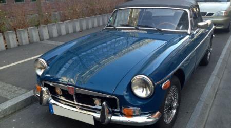 Voiture de collection « MGB Bleue vue de 3/4 avant gauche »