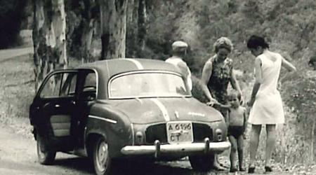 Voiture de collection « Renault Ondine en Kabylie »