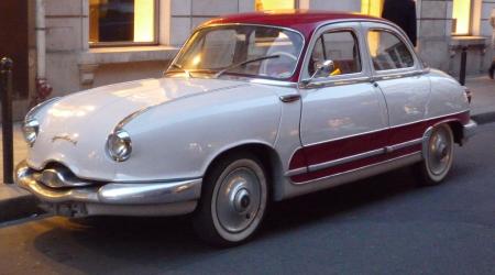 Voiture de collection « Panhard Dyna Z bi-ton »