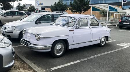 Voiture de collection « Panhard PL 17 »