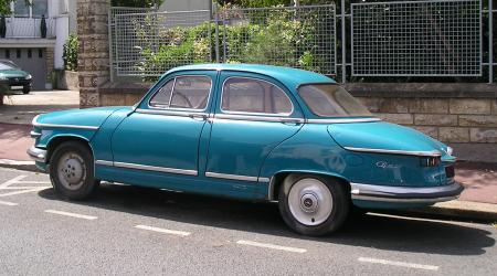 Voiture de collection « Panhard PL17 bleue »