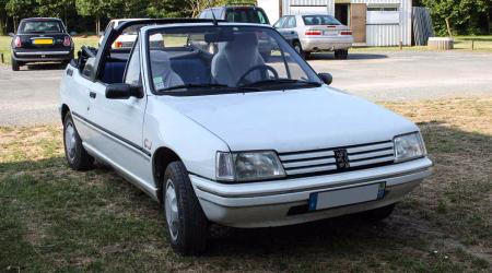 Voiture de collection « Peugeot 205 CJ »