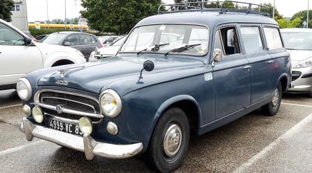 Voiture de collection « Peugeot 403 break »