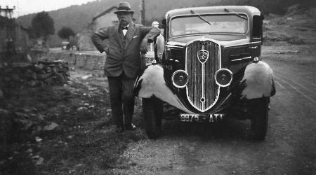 Peugeot 202 avec tonton Bastide qui pose fièrement