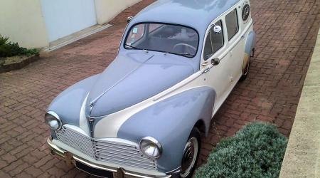 Voiture de collection « Peugeot 203 break »