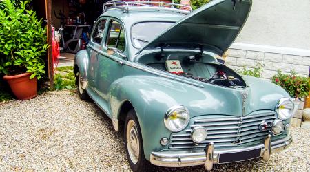 Voiture de collection « Peugeot 203 »