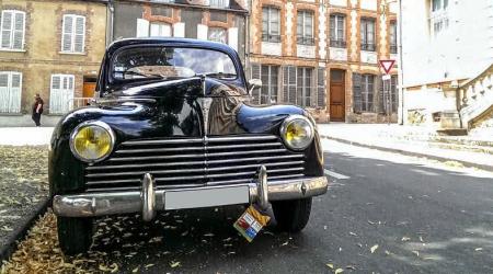 Voiture de collection « Peugeot 203 »