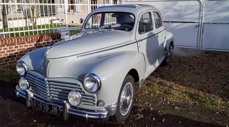 Voiture de collection « Peugeot 203 »