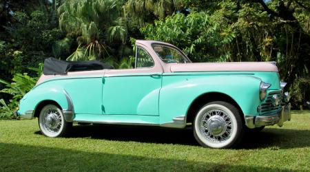 Voiture de collection « Peugeot 203 cabriolet 1958, 4 places, Letourneur & Marchand »