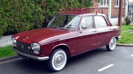 Voiture de collection « Peugeot 204 bordeaux »