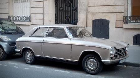 Voiture de collection « Peugeot 204 Coupé »