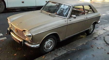 Voiture de collection « Peugeot 204 coupé »