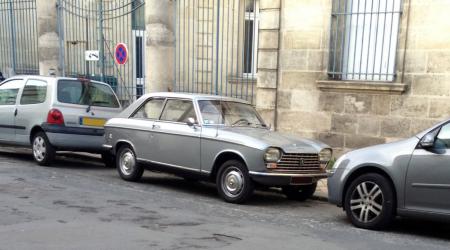 Voiture de collection « Peugeot 204 coupé »