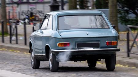 Voiture de collection « Peugeot 204 coupé »