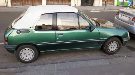 Voiture de collection « Peugeot 205 Rolland Garros »