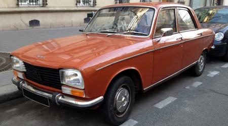 Voiture de collection « Peugeot 304 Ambre vue de 3/4 avant gauche »