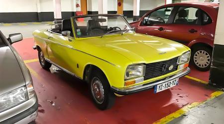 Voiture de collection « Peugeot 304 Cabriolet »