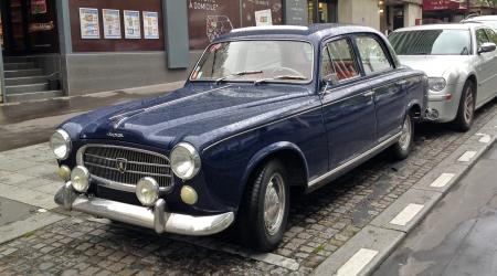 Voiture de collection « Peugeot 403 bleue »