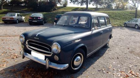 Voiture de collection « Peugeot 403 break »